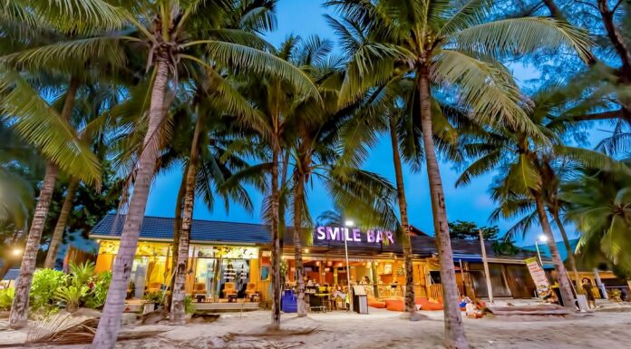 Smile Bar на пляже Камала, Пхукет