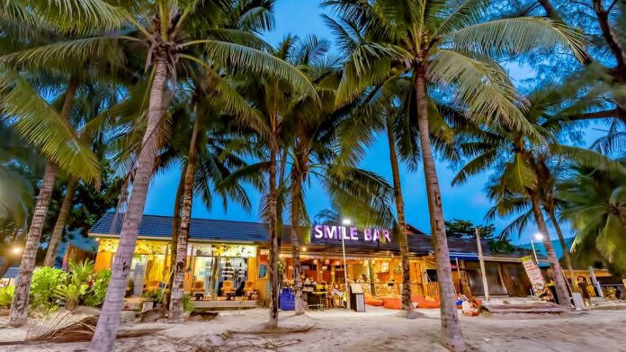 Smile Bar на пляже Камала, Пхукет
